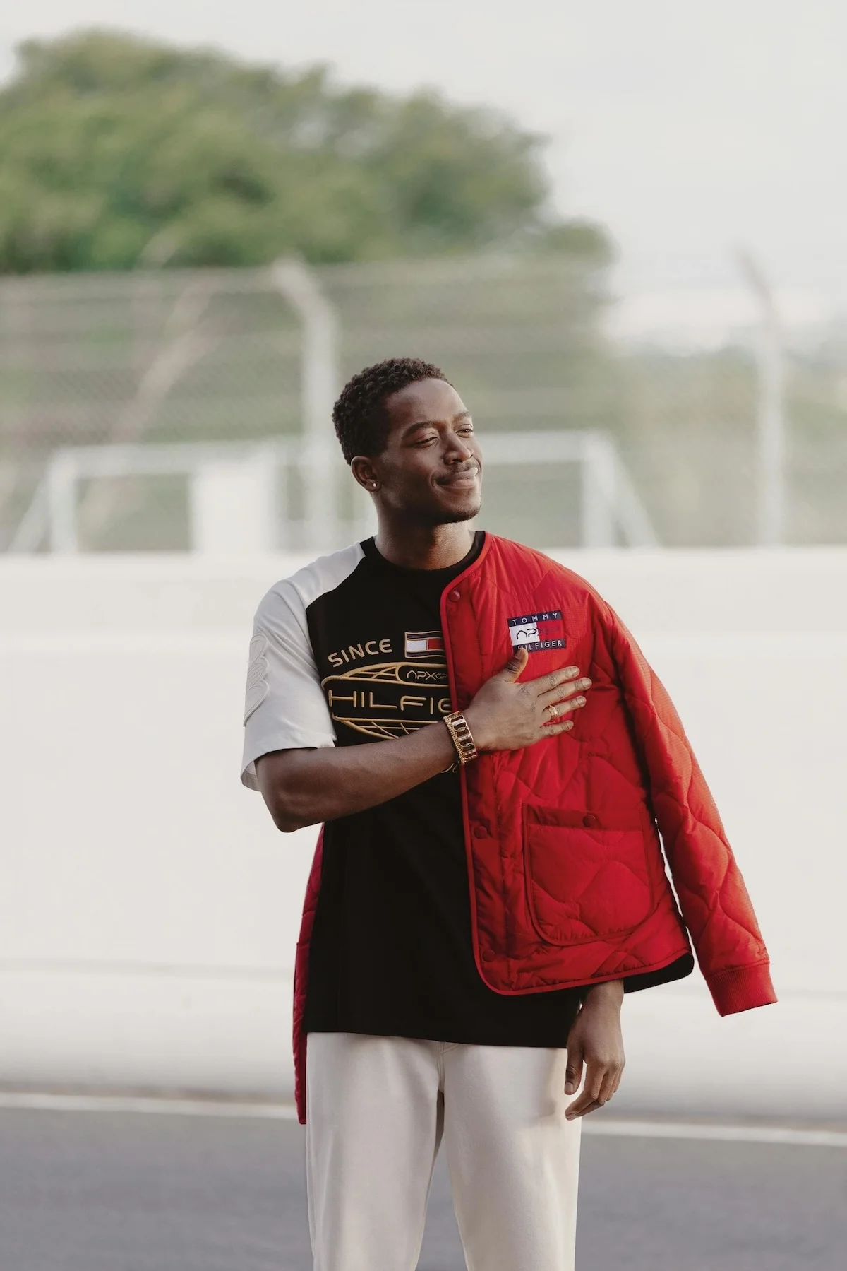 Tommy Hilfiger x F1 the Movie 5 Tommy Hilfiger lance la collection APXGP en collaboration avec le film « F1 The Movie » et l'acteur Damson Idris