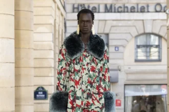 Pour le printemps 2026, Walter Van Beirendonck présente une collection joyeuse et techniquement maîtrisée au théâtre de l'Odéon