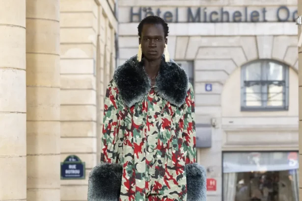 Pour le printemps 2026, Walter Van Beirendonck présente une collection joyeuse et techniquement maîtrisée au théâtre de l'Odéon