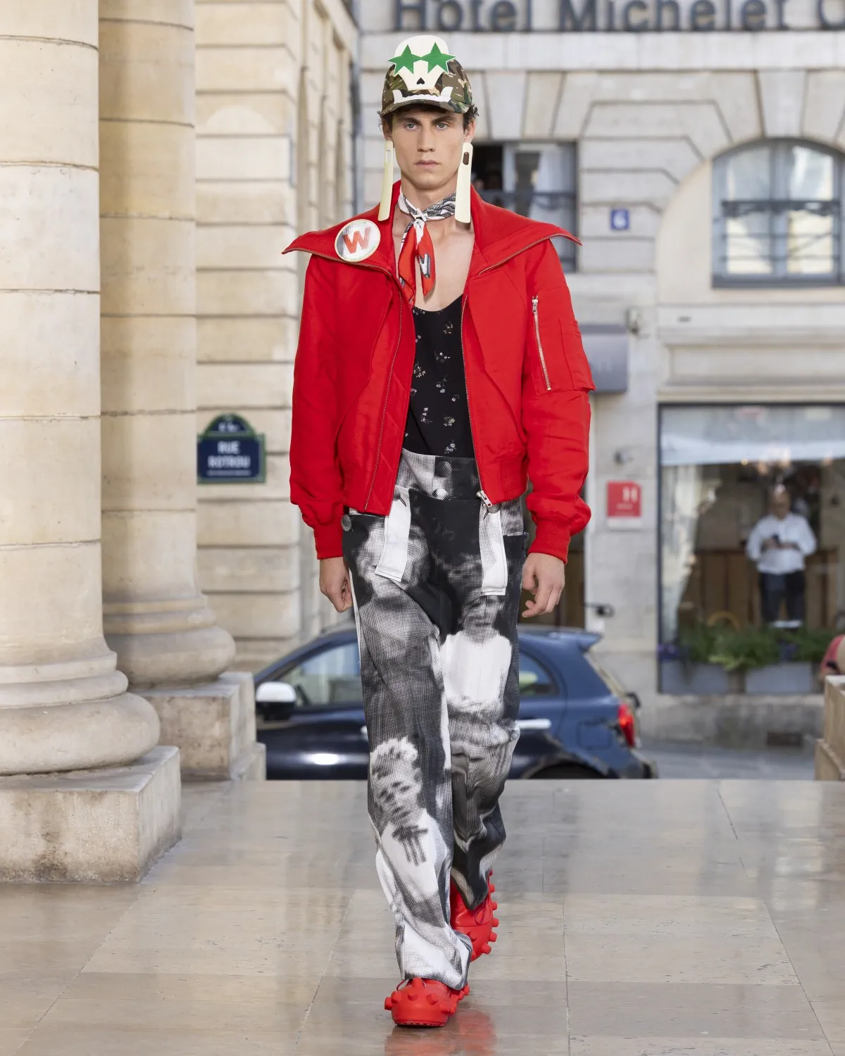Pour le printemps 2026, Walter Van Beirendonck présente une collection joyeuse et techniquement maîtrisée au théâtre de l'Odéon