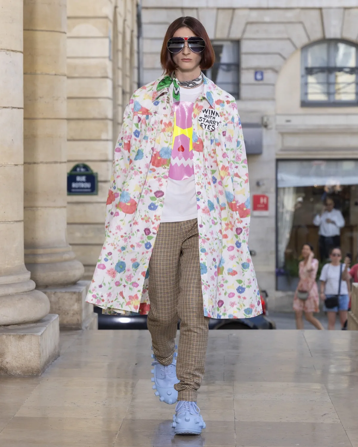 Pour le printemps 2026, Walter Van Beirendonck présente une collection joyeuse et techniquement maîtrisée au théâtre de l'Odéon