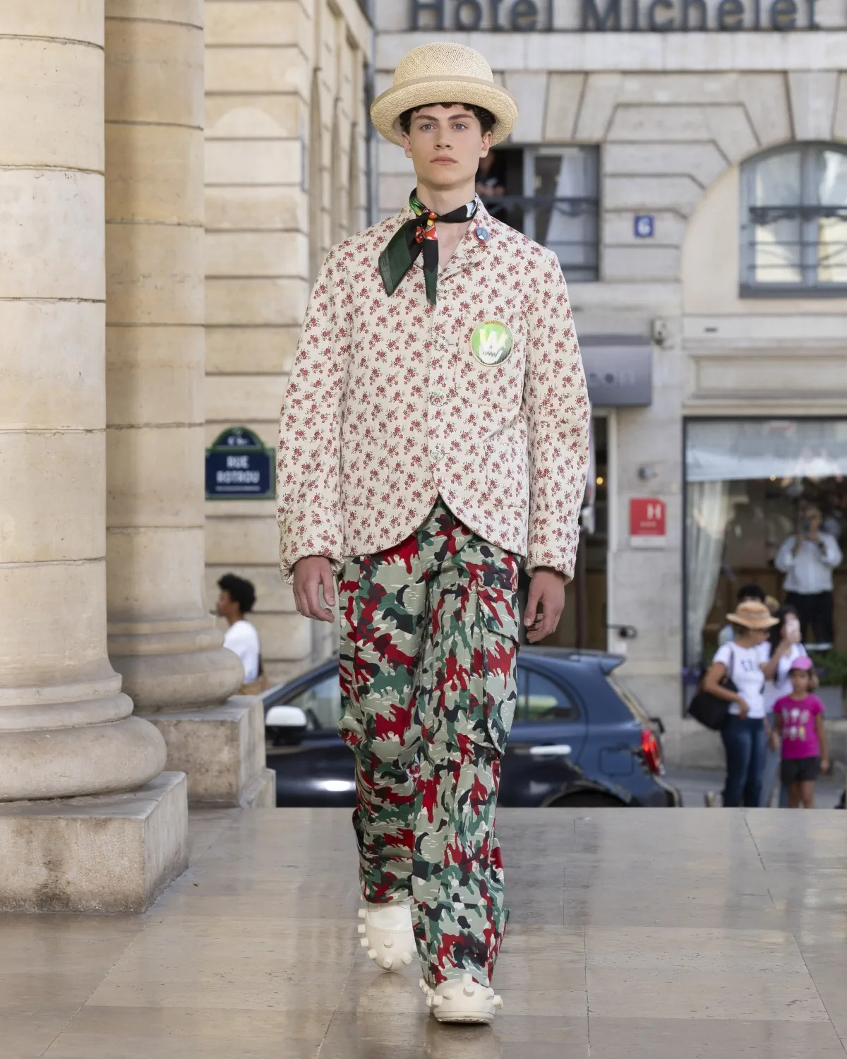 Pour le printemps 2026, Walter Van Beirendonck présente une collection joyeuse et techniquement maîtrisée au théâtre de l'Odéon