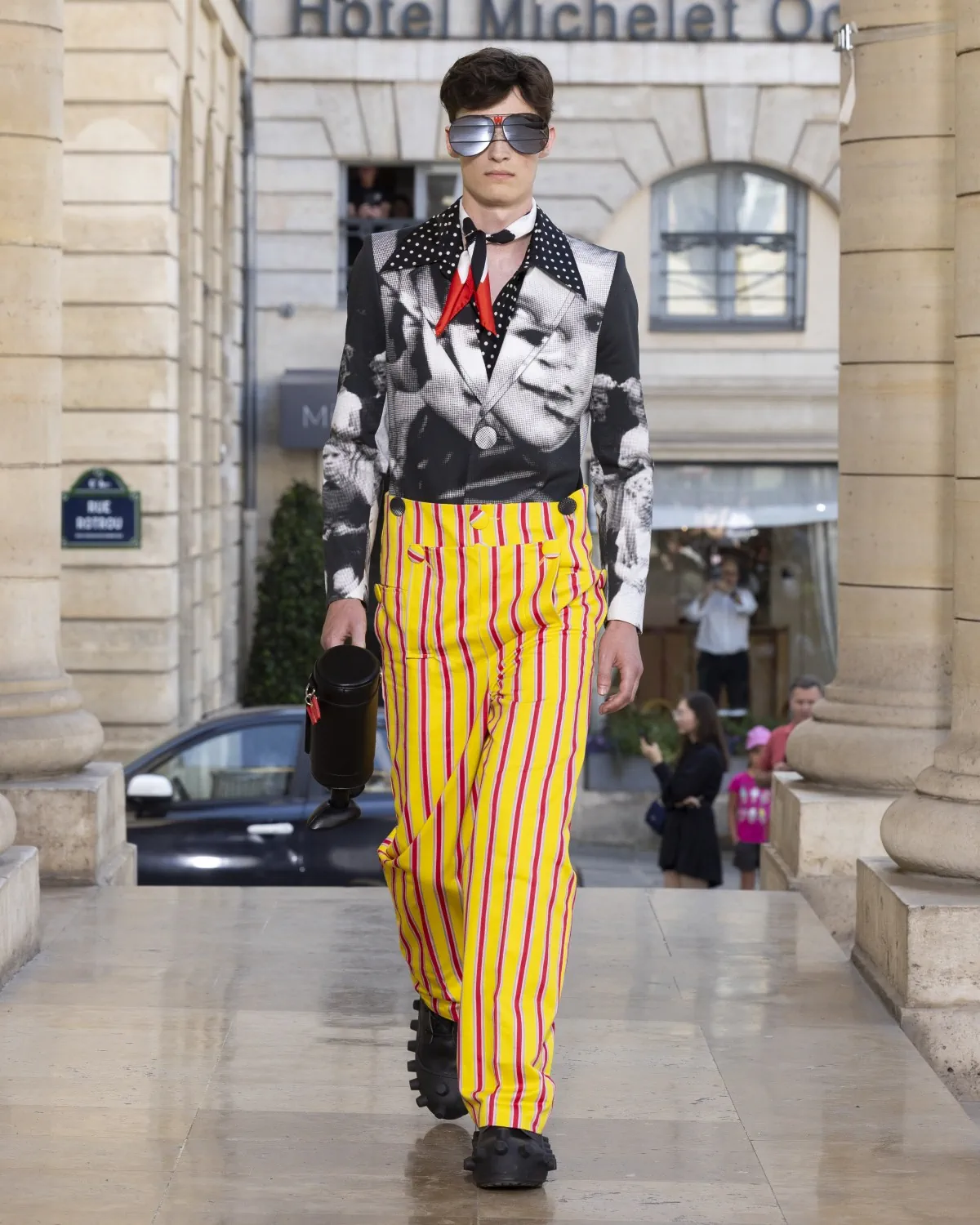 Pour le printemps 2026, Walter Van Beirendonck présente une collection joyeuse et techniquement maîtrisée au théâtre de l'Odéon