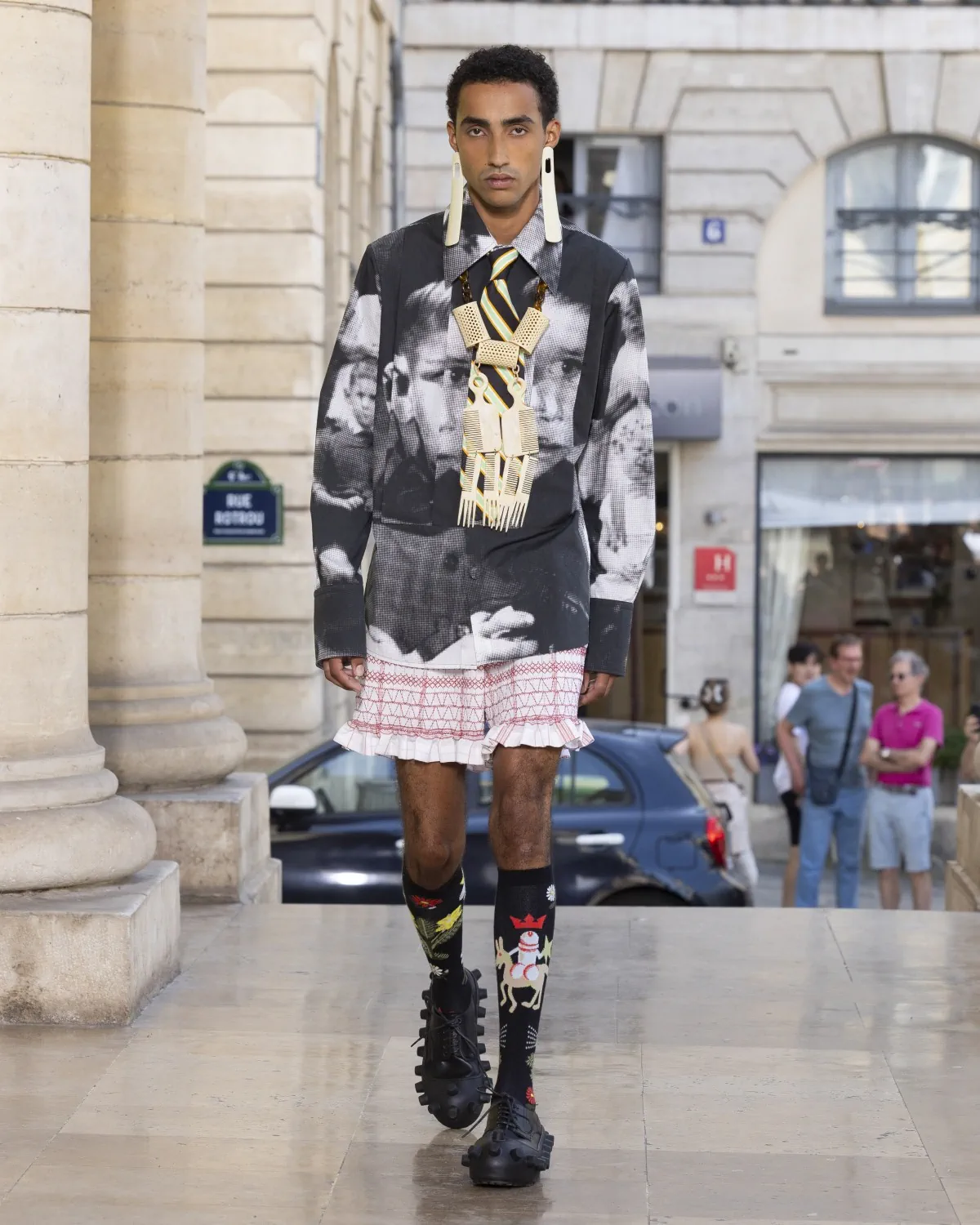 Pour le printemps 2026, Walter Van Beirendonck présente une collection joyeuse et techniquement maîtrisée au théâtre de l'Odéon