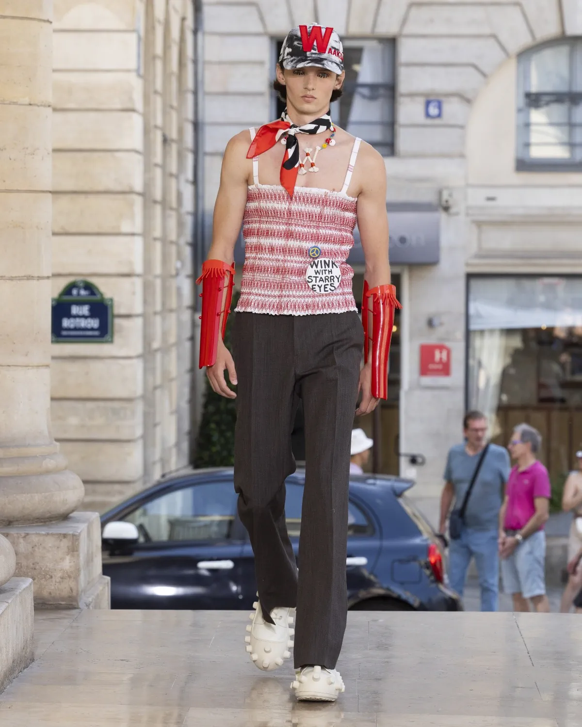 Pour le printemps 2026, Walter Van Beirendonck présente une collection joyeuse et techniquement maîtrisée au théâtre de l'Odéon