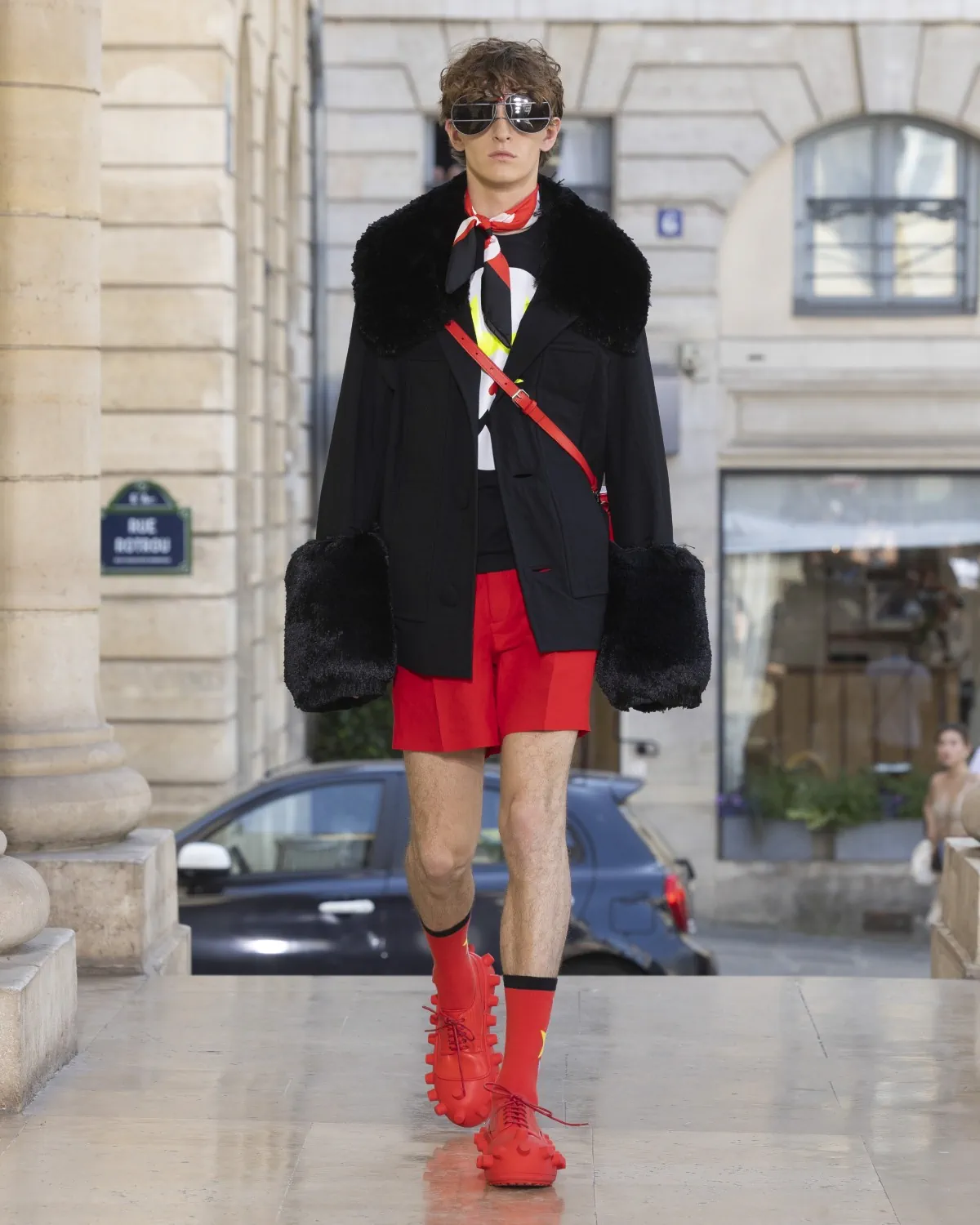 Pour le printemps 2026, Walter Van Beirendonck présente une collection joyeuse et techniquement maîtrisée au théâtre de l'Odéon