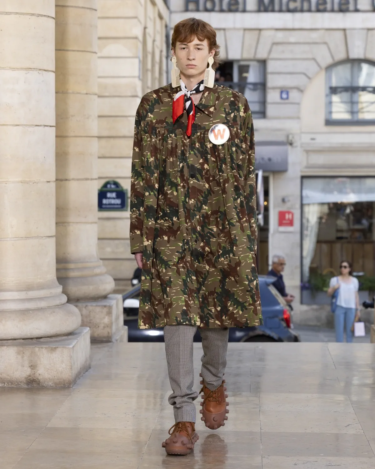 Pour le printemps 2026, Walter Van Beirendonck présente une collection joyeuse et techniquement maîtrisée au théâtre de l'Odéon