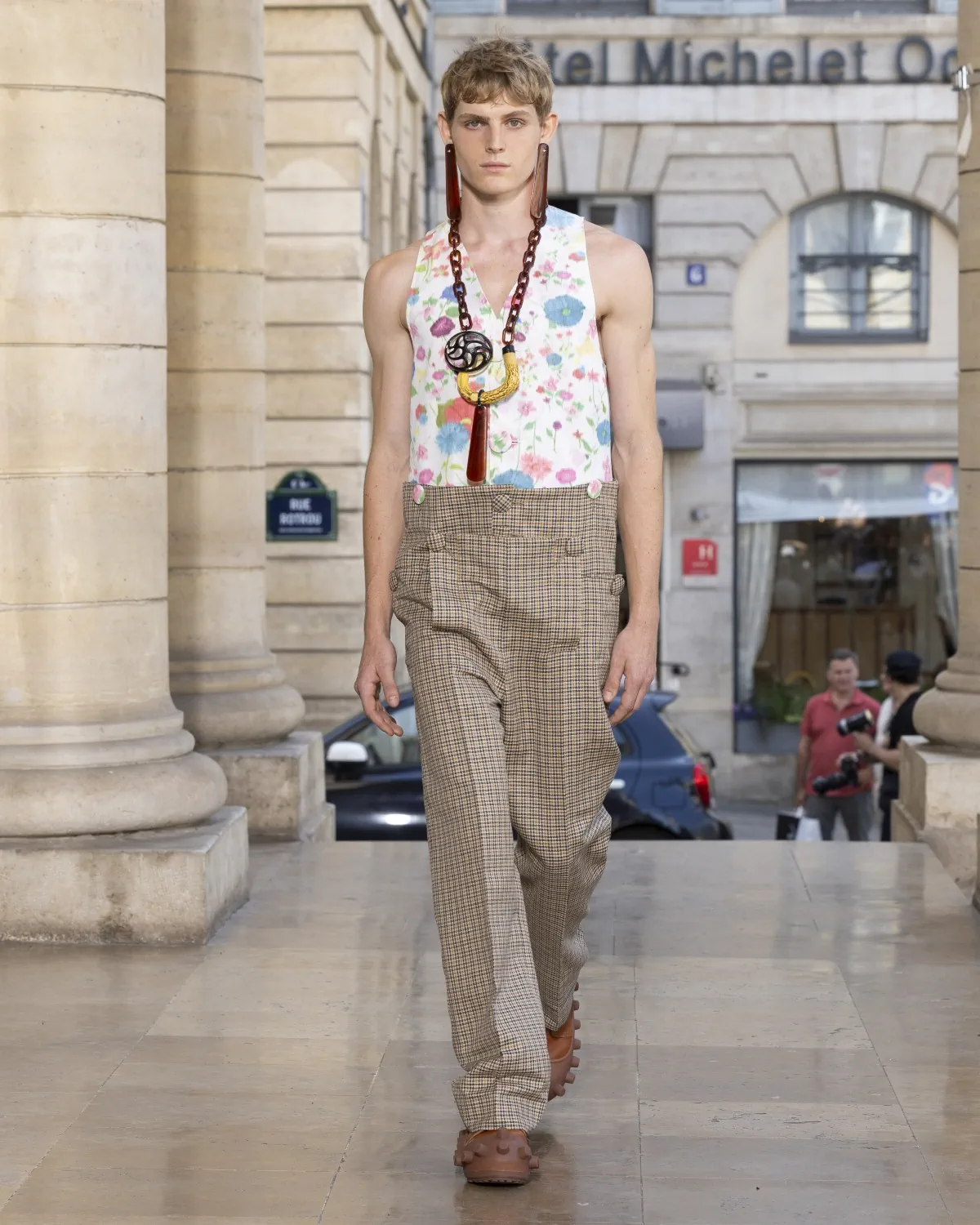 Walter Van Beirendonck Spring Summer 2026 Paris Fashion Week 2 Pour le printemps 2026, Walter Van Beirendonck présente une collection joyeuse et techniquement maîtrisée au théâtre de l'Odéon