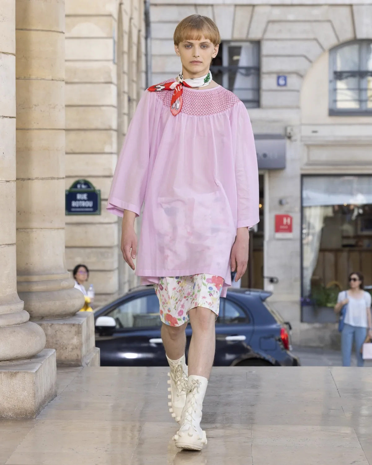 Pour le printemps 2026, Walter Van Beirendonck présente une collection joyeuse et techniquement maîtrisée au théâtre de l'Odéon