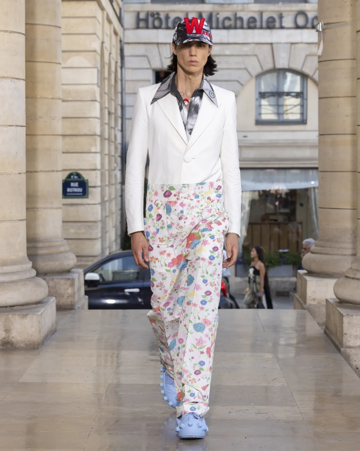 Pour le printemps 2026, Walter Van Beirendonck présente une collection joyeuse et techniquement maîtrisée au théâtre de l'Odéon
