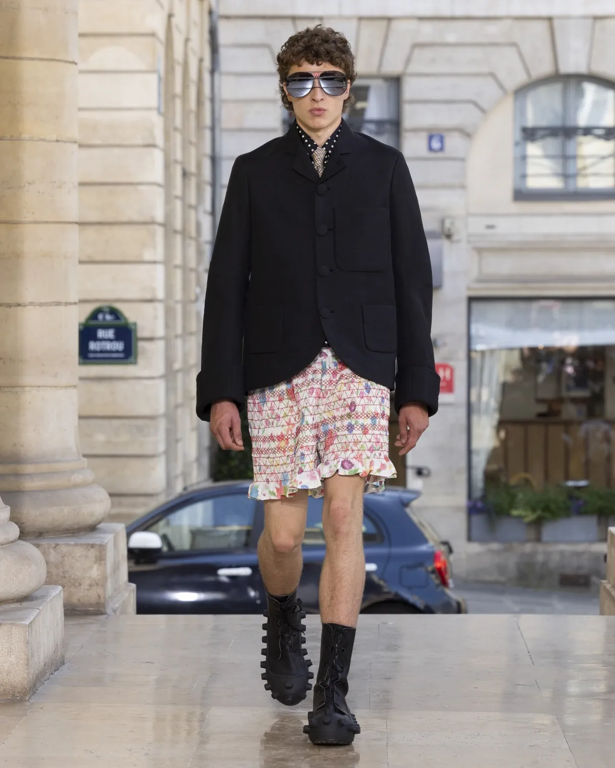 Pour le printemps 2026, Walter Van Beirendonck présente une collection joyeuse et techniquement maîtrisée au théâtre de l'Odéon