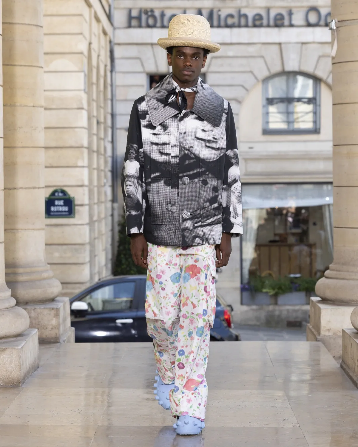 Pour le printemps 2026, Walter Van Beirendonck présente une collection joyeuse et techniquement maîtrisée au théâtre de l'Odéon