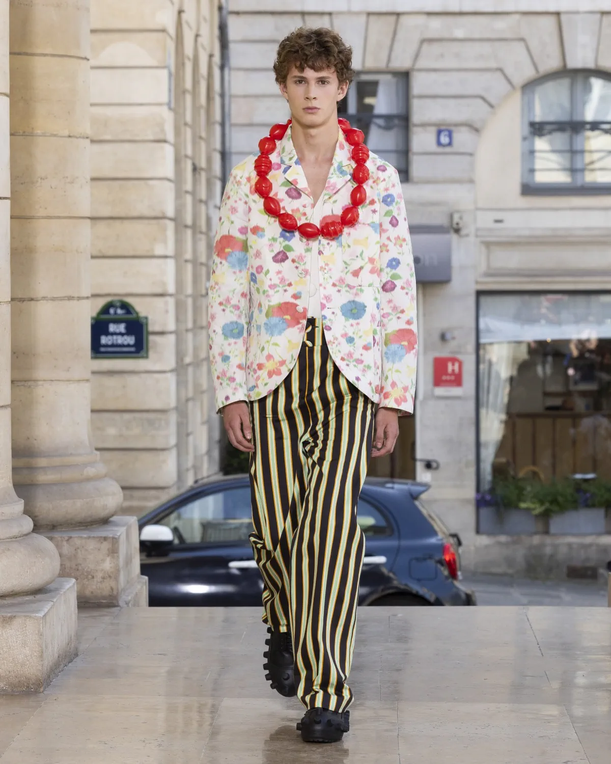 Pour le printemps 2026, Walter Van Beirendonck présente une collection joyeuse et techniquement maîtrisée au théâtre de l'Odéon