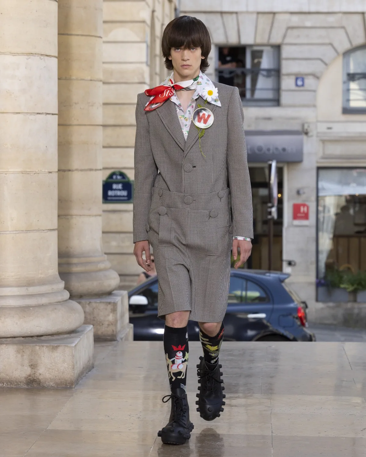 Pour le printemps 2026, Walter Van Beirendonck présente une collection joyeuse et techniquement maîtrisée au théâtre de l'Odéon