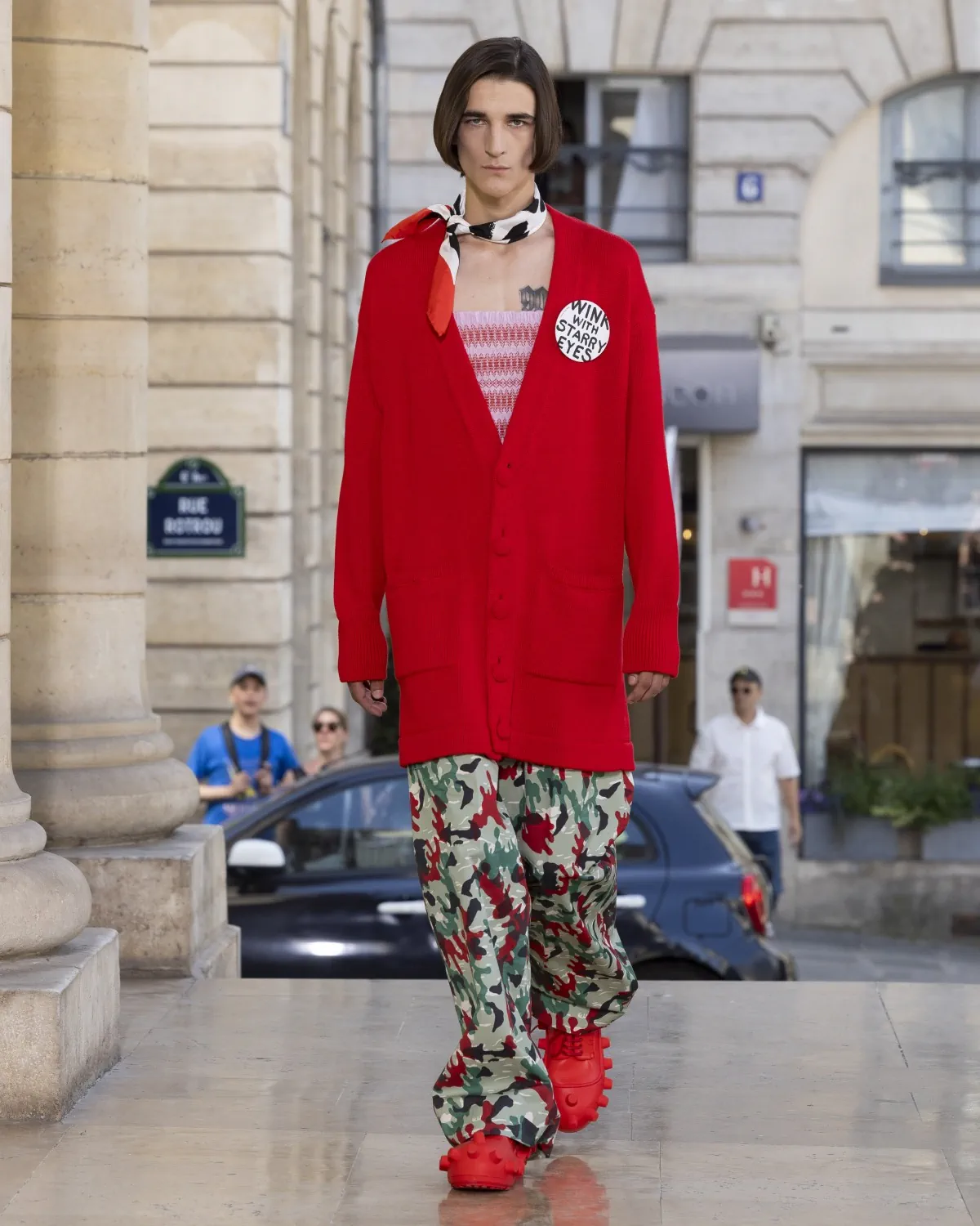 Pour le printemps 2026, Walter Van Beirendonck présente une collection joyeuse et techniquement maîtrisée au théâtre de l'Odéon