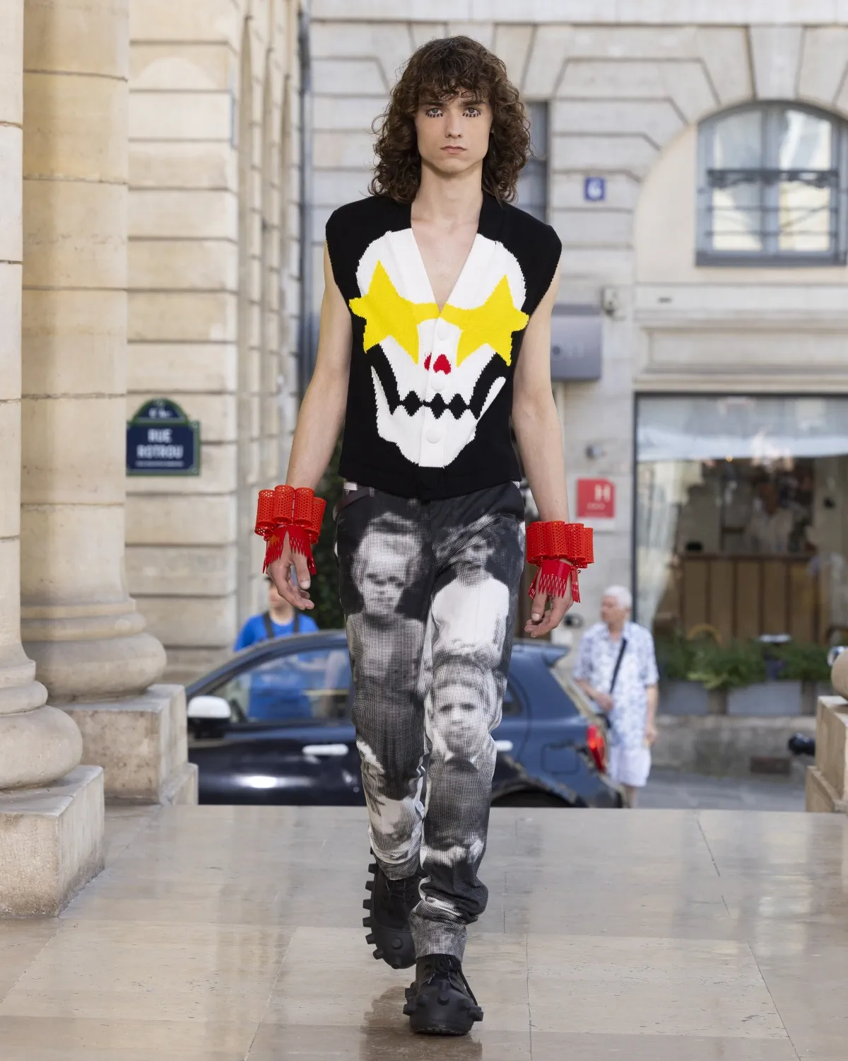Pour le printemps 2026, Walter Van Beirendonck présente une collection joyeuse et techniquement maîtrisée au théâtre de l'Odéon