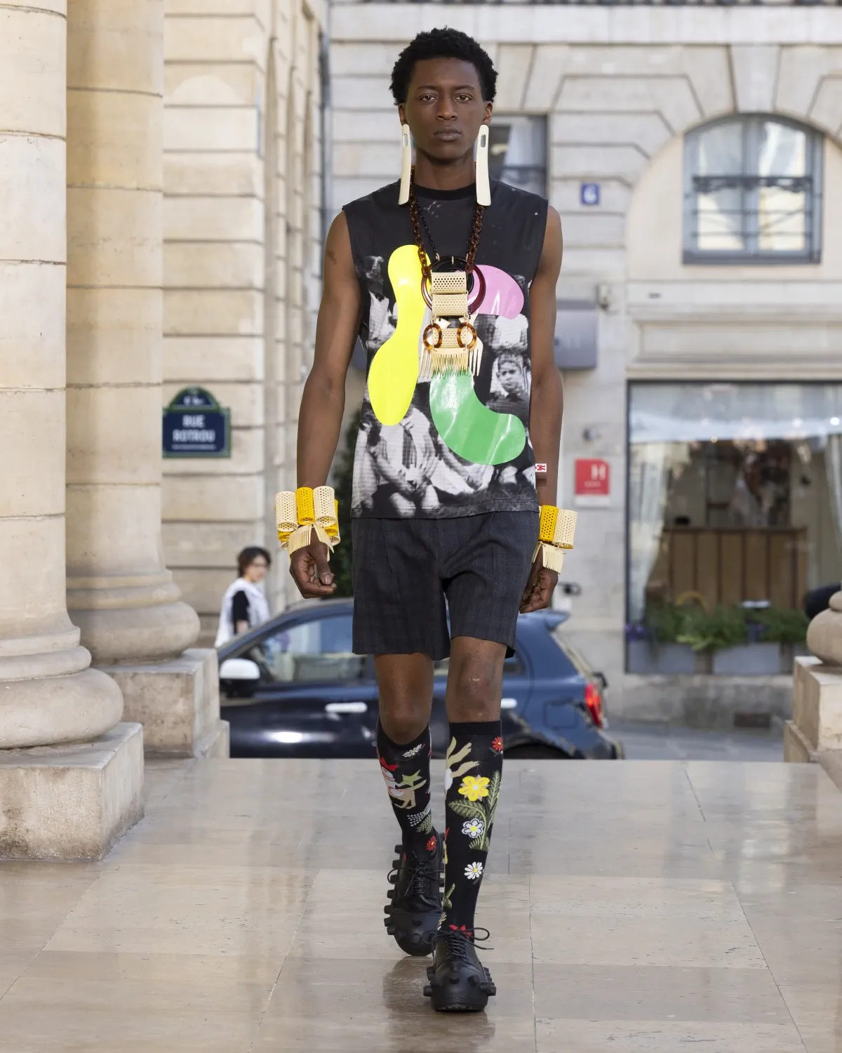 Pour le printemps 2026, Walter Van Beirendonck présente une collection joyeuse et techniquement maîtrisée au théâtre de l'Odéon