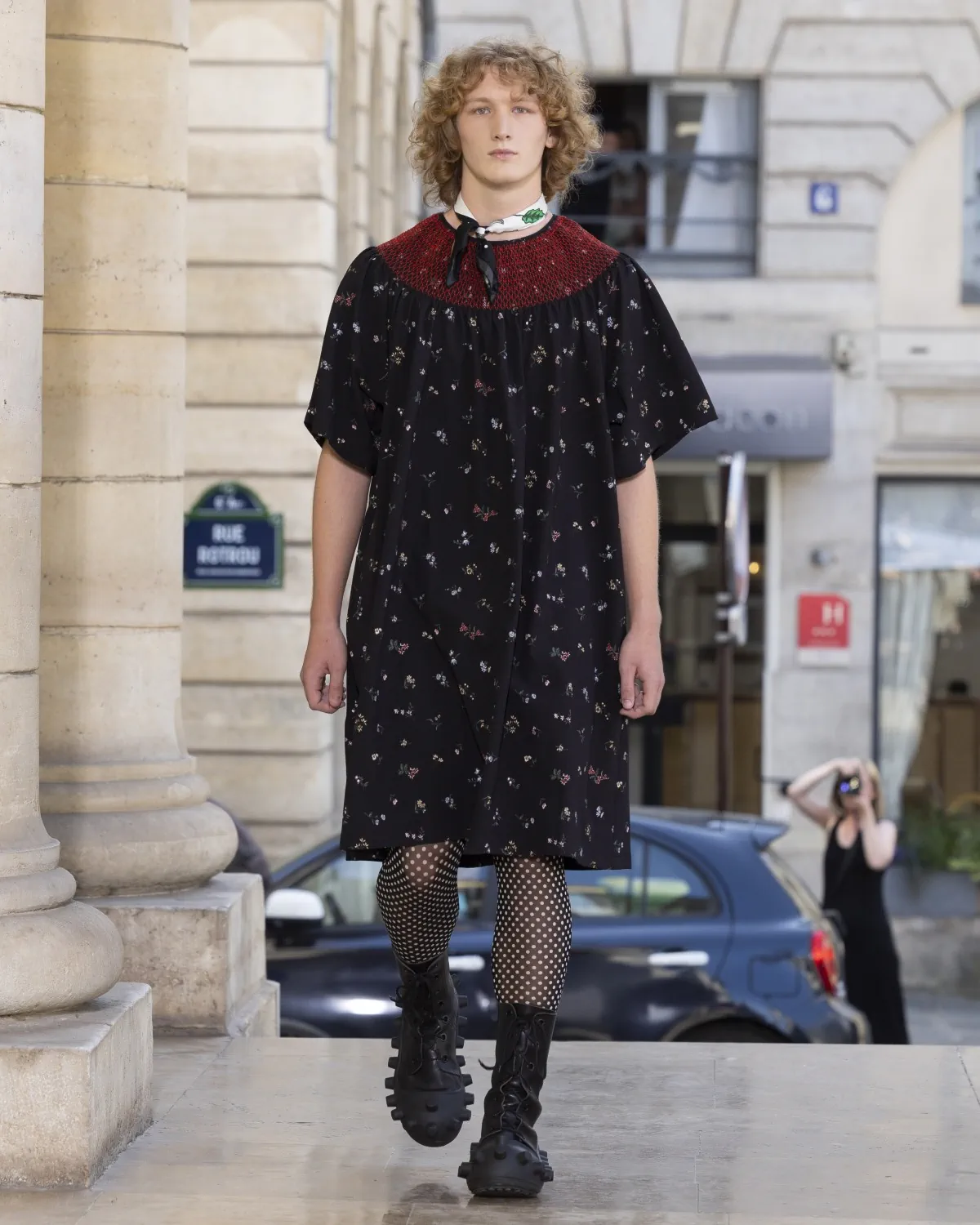 Pour le printemps 2026, Walter Van Beirendonck présente une collection joyeuse et techniquement maîtrisée au théâtre de l'Odéon