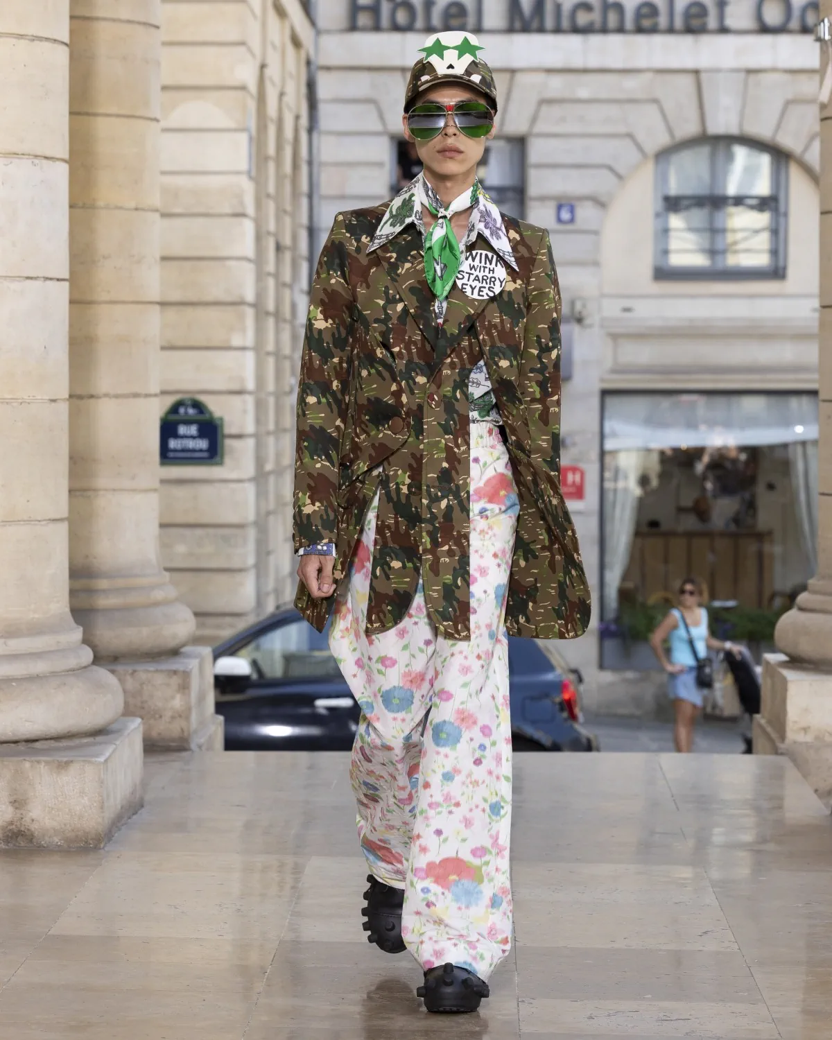 Pour le printemps 2026, Walter Van Beirendonck présente une collection joyeuse et techniquement maîtrisée au théâtre de l'Odéon