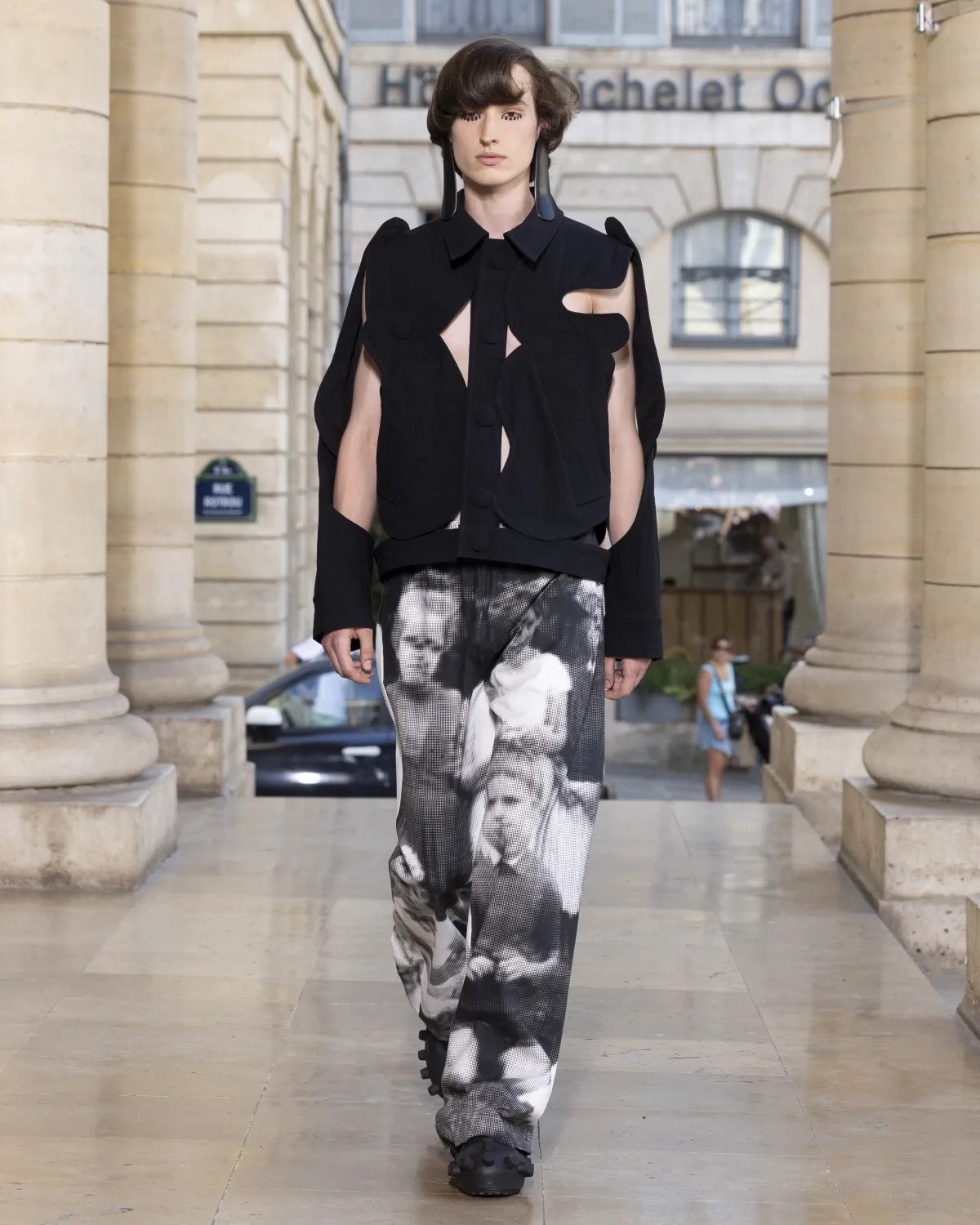Pour le printemps 2026, Walter Van Beirendonck présente une collection joyeuse et techniquement maîtrisée au théâtre de l'Odéon