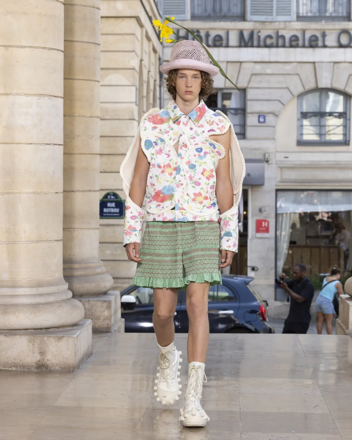 Pour le printemps 2026, Walter Van Beirendonck présente une collection joyeuse et techniquement maîtrisée au théâtre de l'Odéon