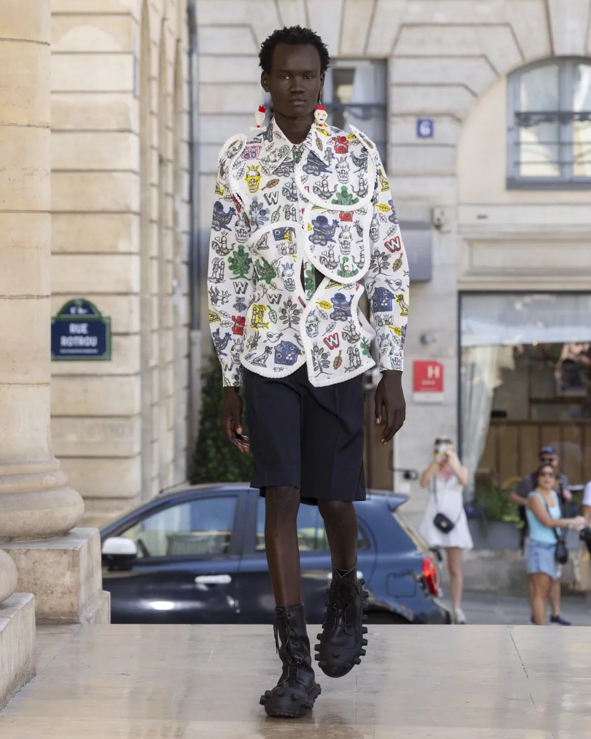 Pour le printemps 2026, Walter Van Beirendonck présente une collection joyeuse et techniquement maîtrisée au théâtre de l'Odéon