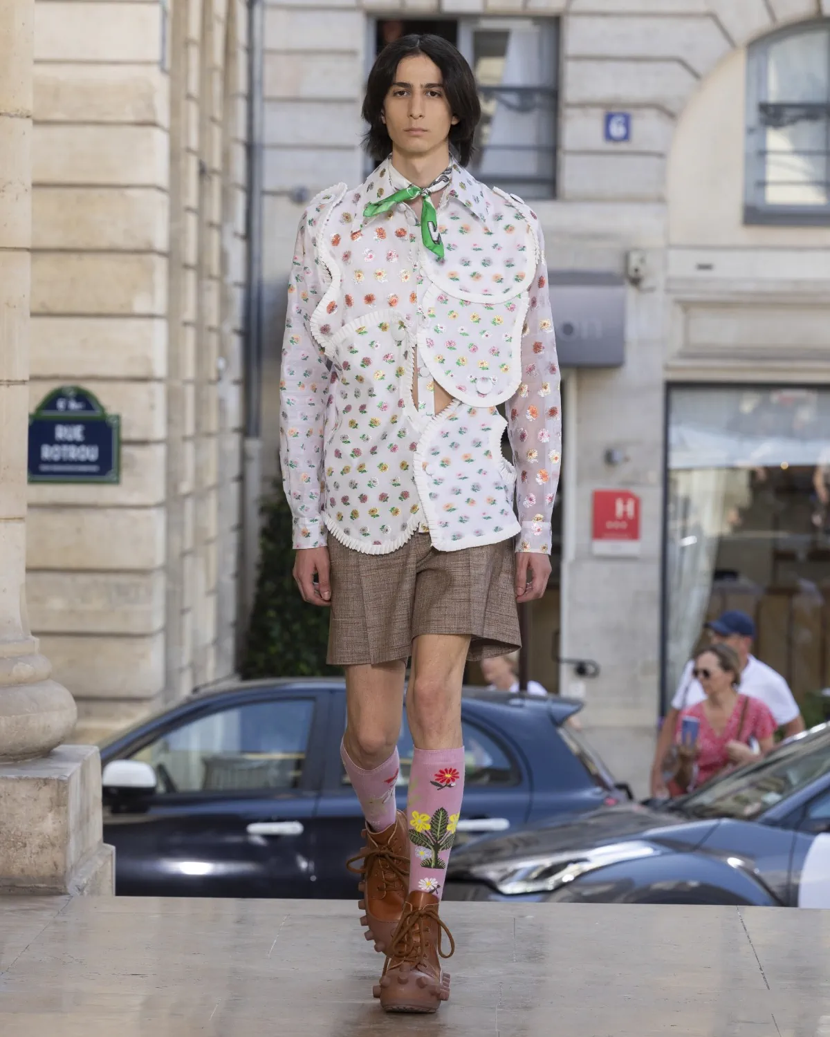 Pour le printemps 2026, Walter Van Beirendonck présente une collection joyeuse et techniquement maîtrisée au théâtre de l'Odéon