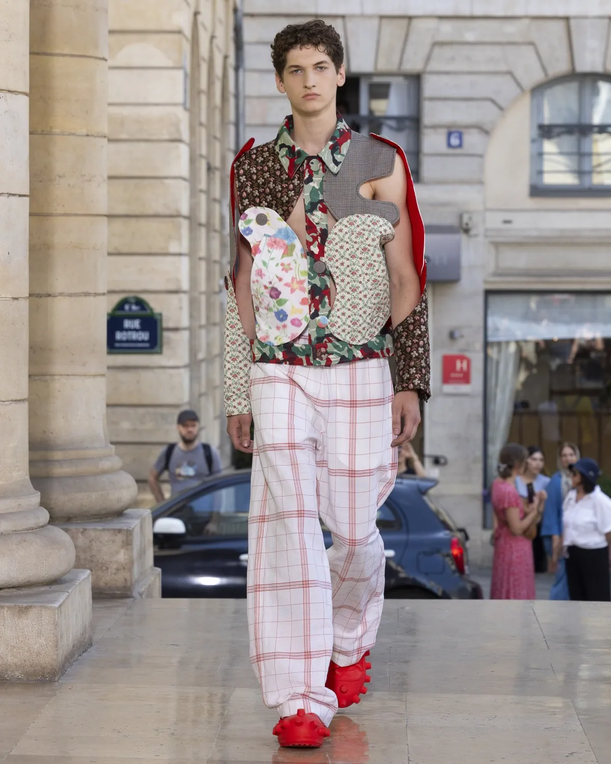 Pour le printemps 2026, Walter Van Beirendonck présente une collection joyeuse et techniquement maîtrisée au théâtre de l'Odéon