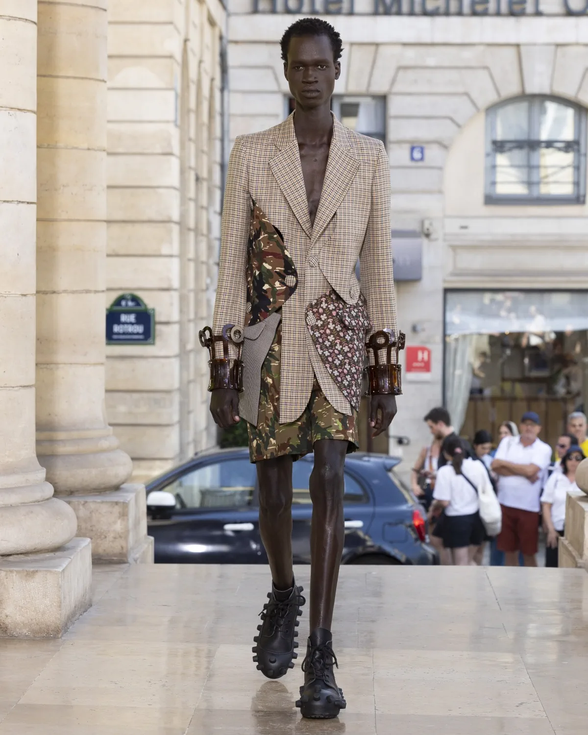 Pour le printemps 2026, Walter Van Beirendonck présente une collection joyeuse et techniquement maîtrisée au théâtre de l'Odéon
