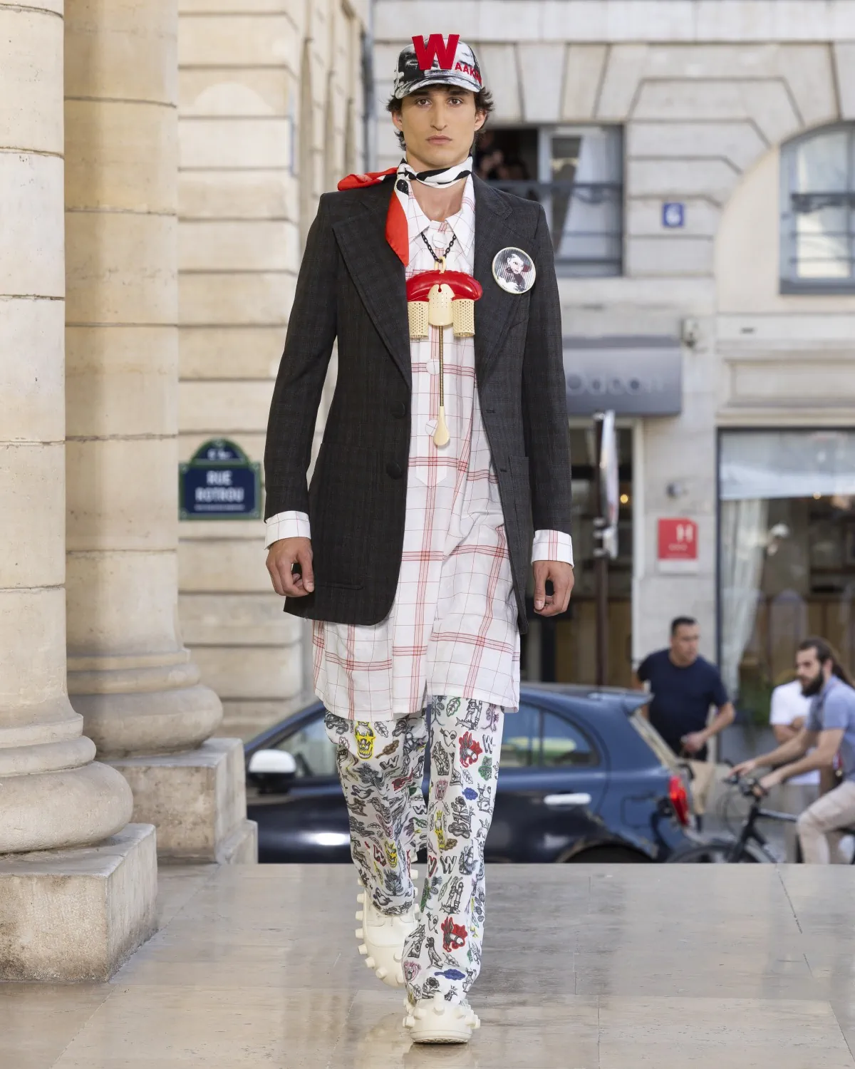 Walter Van Beirendonck Spring Summer 2026 Paris Fashion Week 4 Pour le printemps 2026, Walter Van Beirendonck présente une collection joyeuse et techniquement maîtrisée au théâtre de l'Odéon
