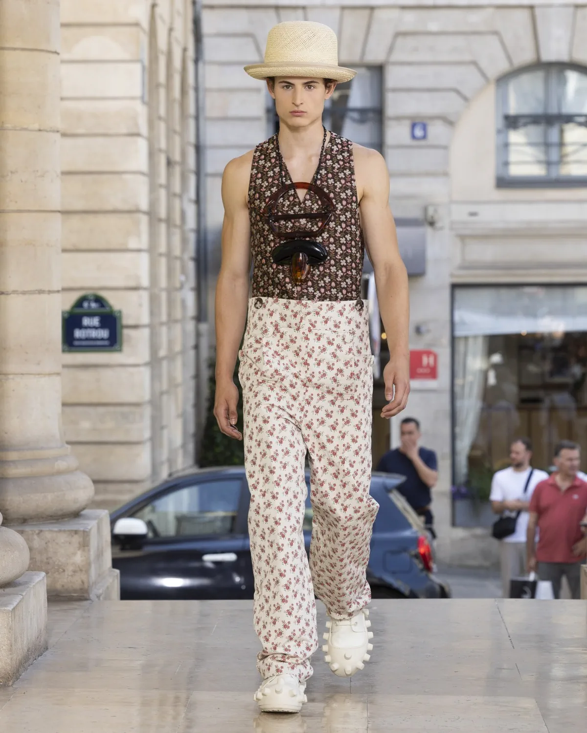 Pour le printemps 2026, Walter Van Beirendonck présente une collection joyeuse et techniquement maîtrisée au théâtre de l'Odéon