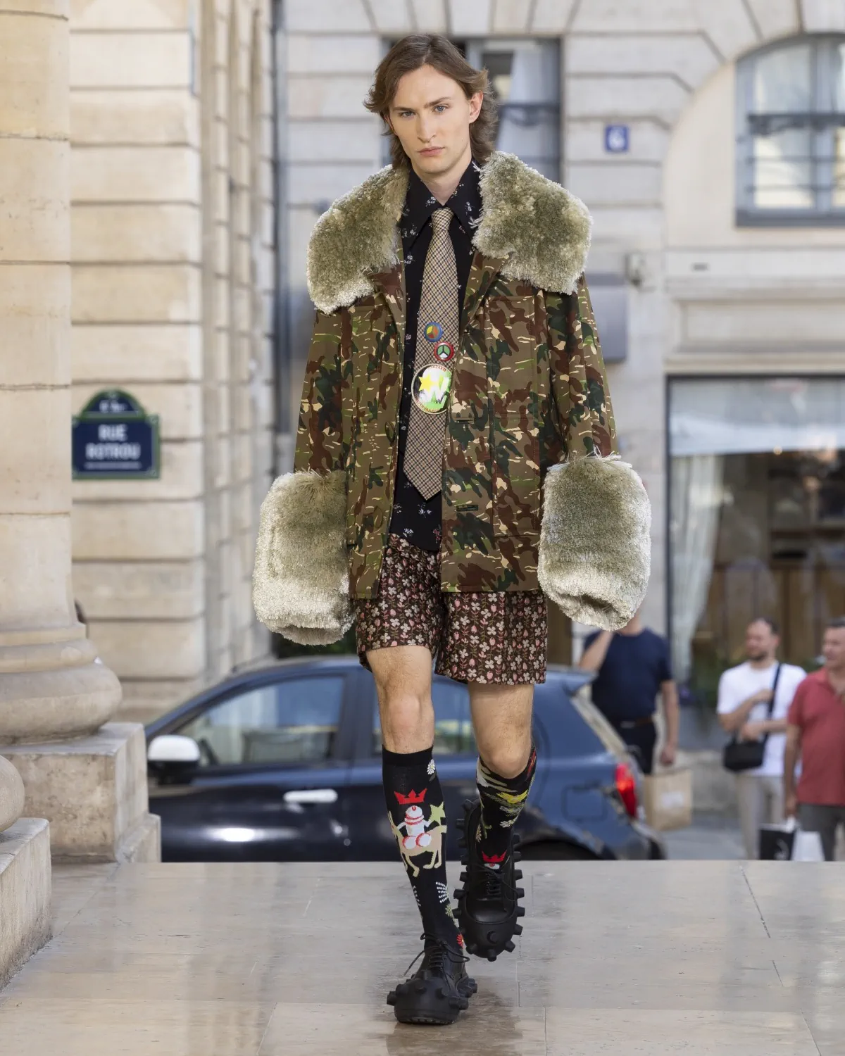 Pour le printemps 2026, Walter Van Beirendonck présente une collection joyeuse et techniquement maîtrisée au théâtre de l'Odéon