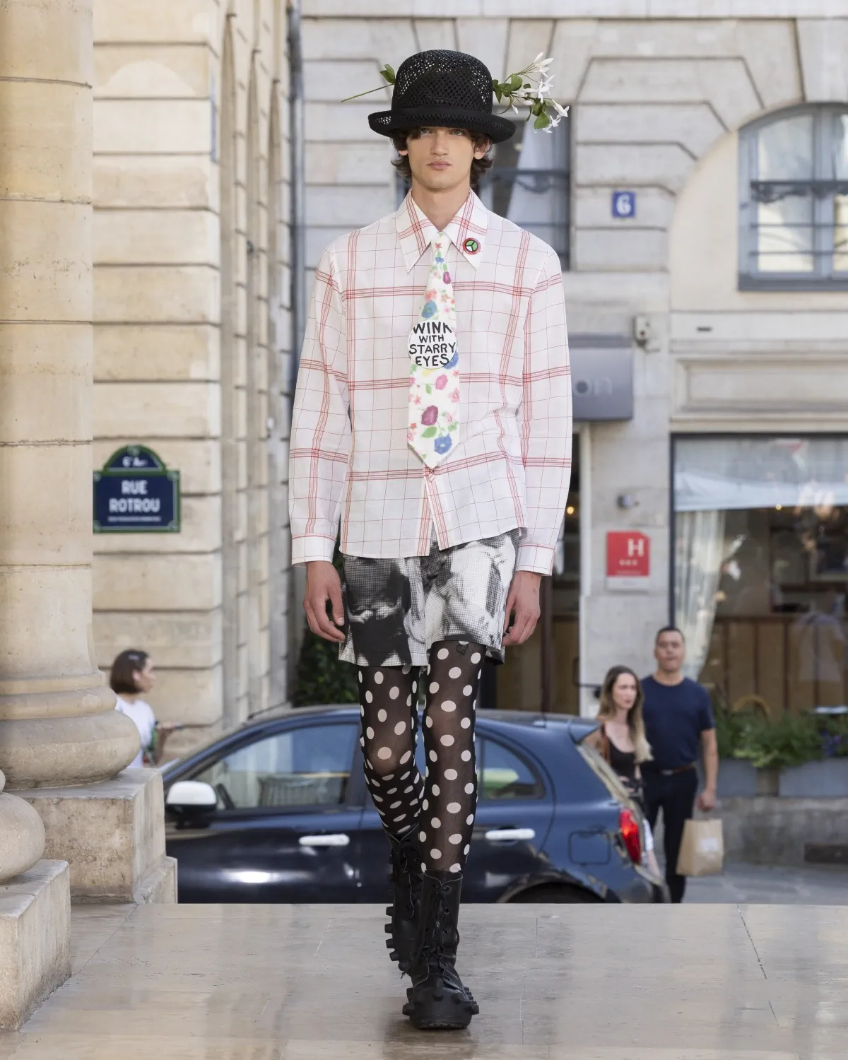 Pour le printemps 2026, Walter Van Beirendonck présente une collection joyeuse et techniquement maîtrisée au théâtre de l'Odéon