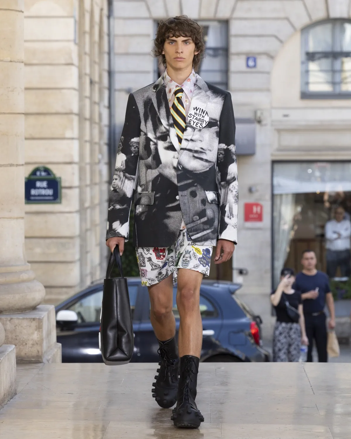 Pour le printemps 2026, Walter Van Beirendonck présente une collection joyeuse et techniquement maîtrisée au théâtre de l'Odéon