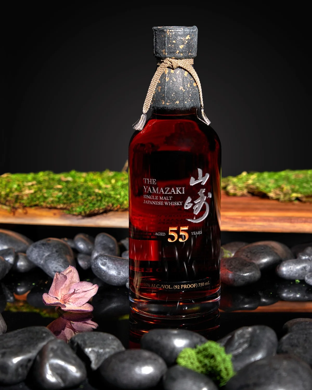 Whisky single malt The Yamazaki 55 ans dage 1 Le Yamazaki 55, un single malt japonais rare de 55 ans d'âge, entre dans la légende lors d'une vente aux enchères