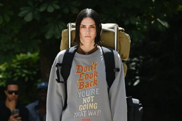 White Mountaineering réinvente l'héritage de la mode outdoor pour le printemps 2026