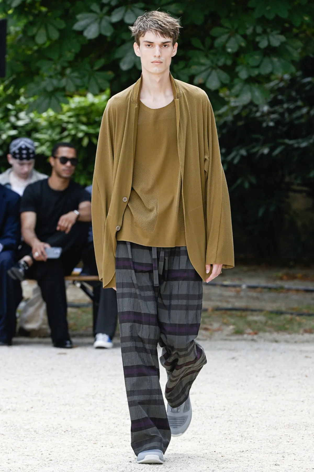 White Mountaineering réinvente l'héritage de la mode outdoor pour le printemps 2026