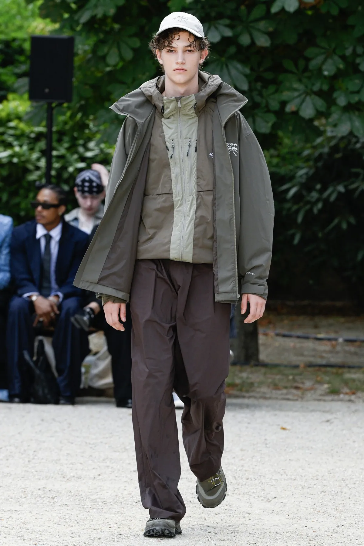 White Mountaineering réinvente l'héritage de la mode outdoor pour le printemps 2026