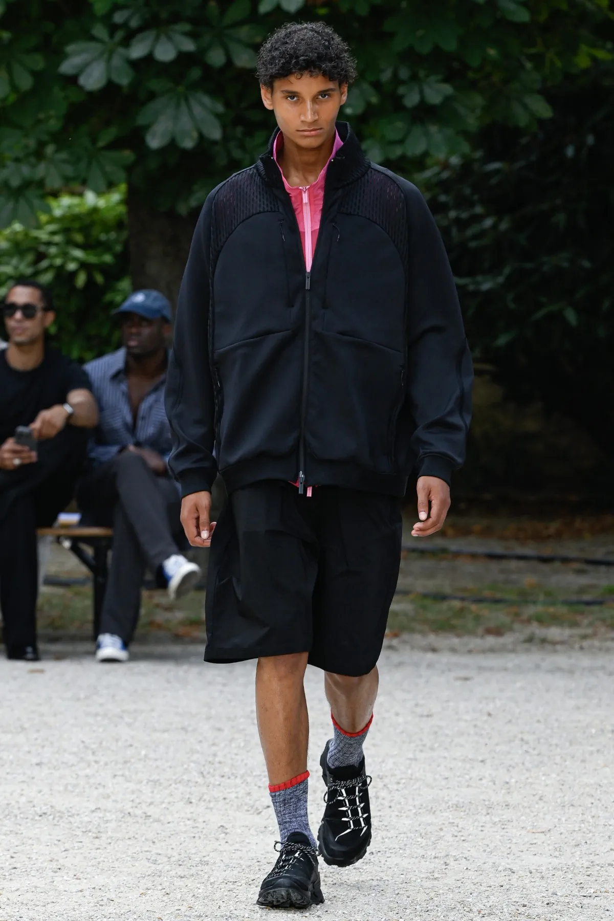 White Mountaineering réinvente l'héritage de la mode outdoor pour le printemps 2026