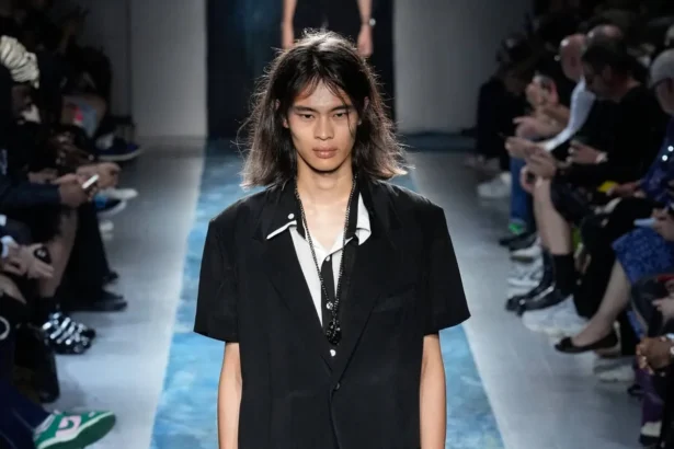 La collection Printemps 2026 de Yohji Yamamoto révèle un créateur en colère contre le monde moderne