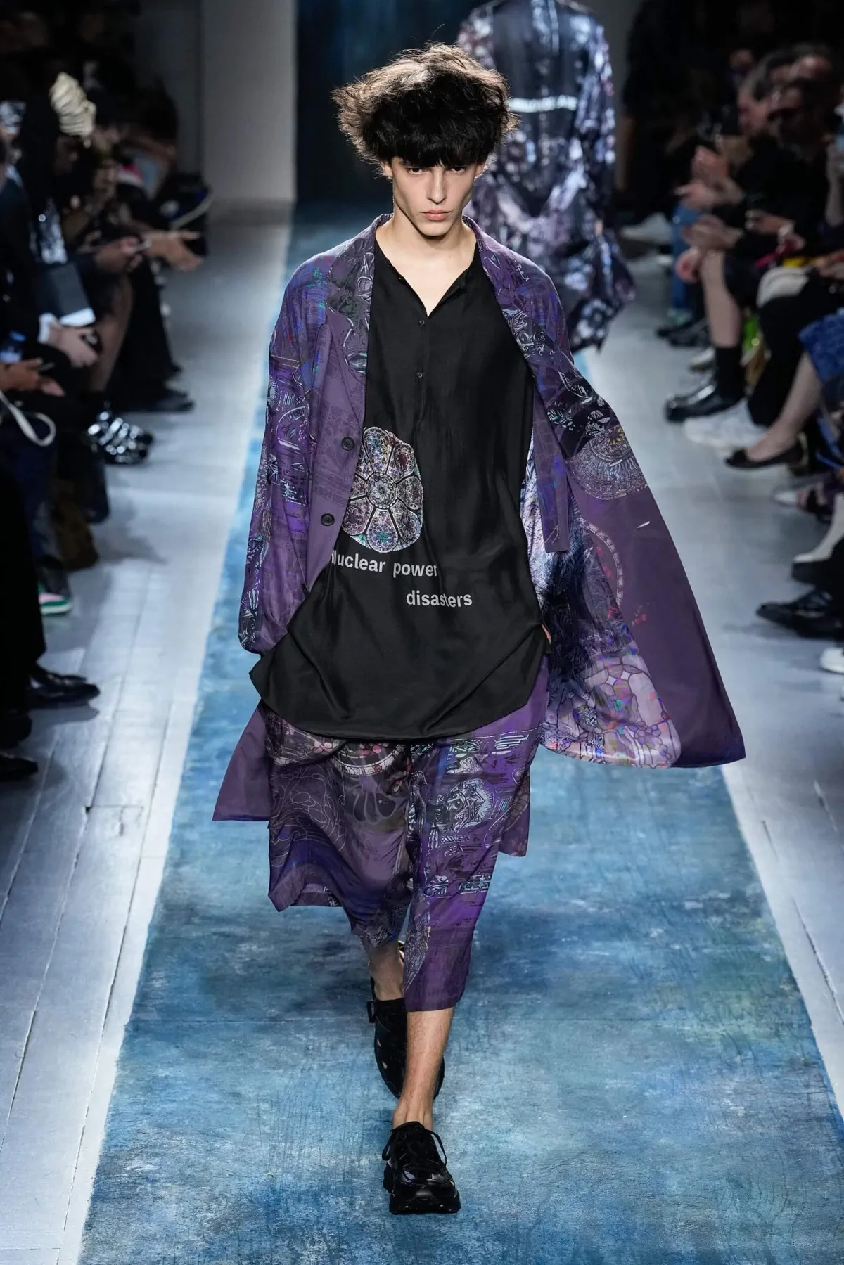 La collection Printemps 2026 de Yohji Yamamoto révèle un créateur en colère contre le monde moderne