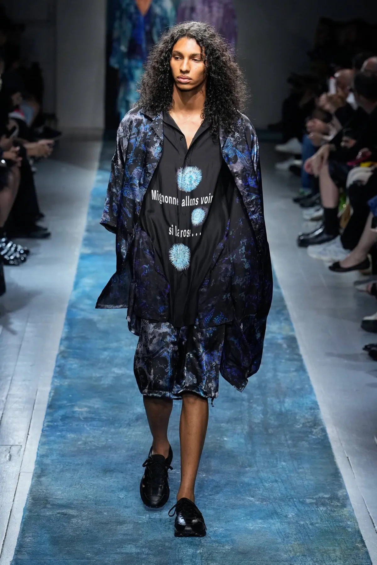 La collection Printemps 2026 de Yohji Yamamoto révèle un créateur en colère contre le monde moderne