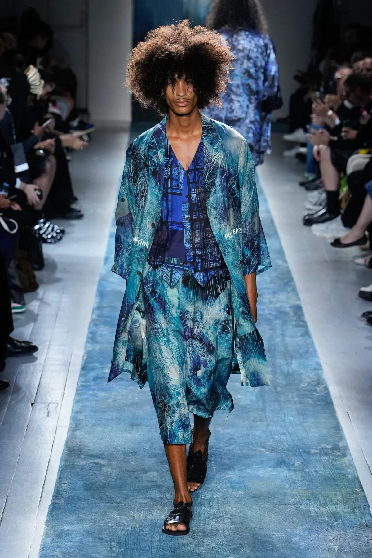 La collection Printemps 2026 de Yohji Yamamoto révèle un créateur en colère contre le monde moderne