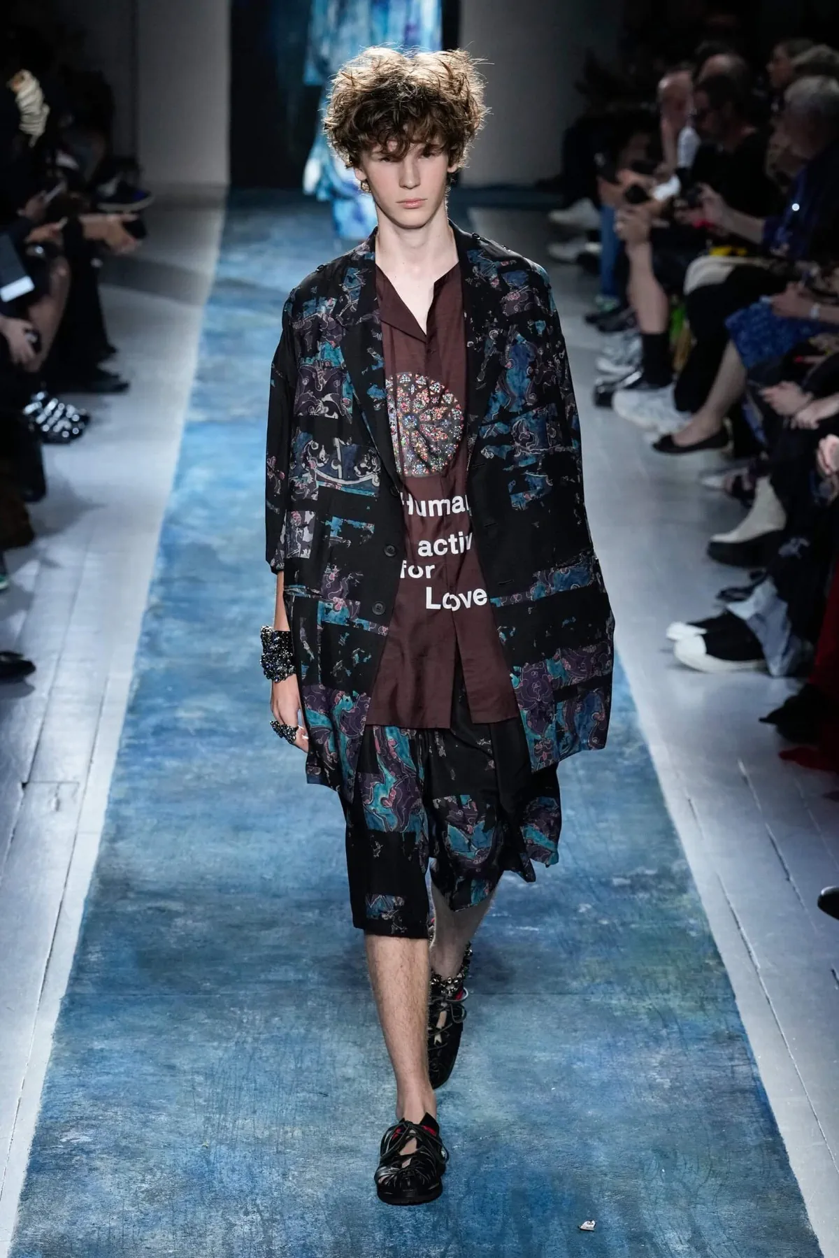 La collection Printemps 2026 de Yohji Yamamoto révèle un créateur en colère contre le monde moderne