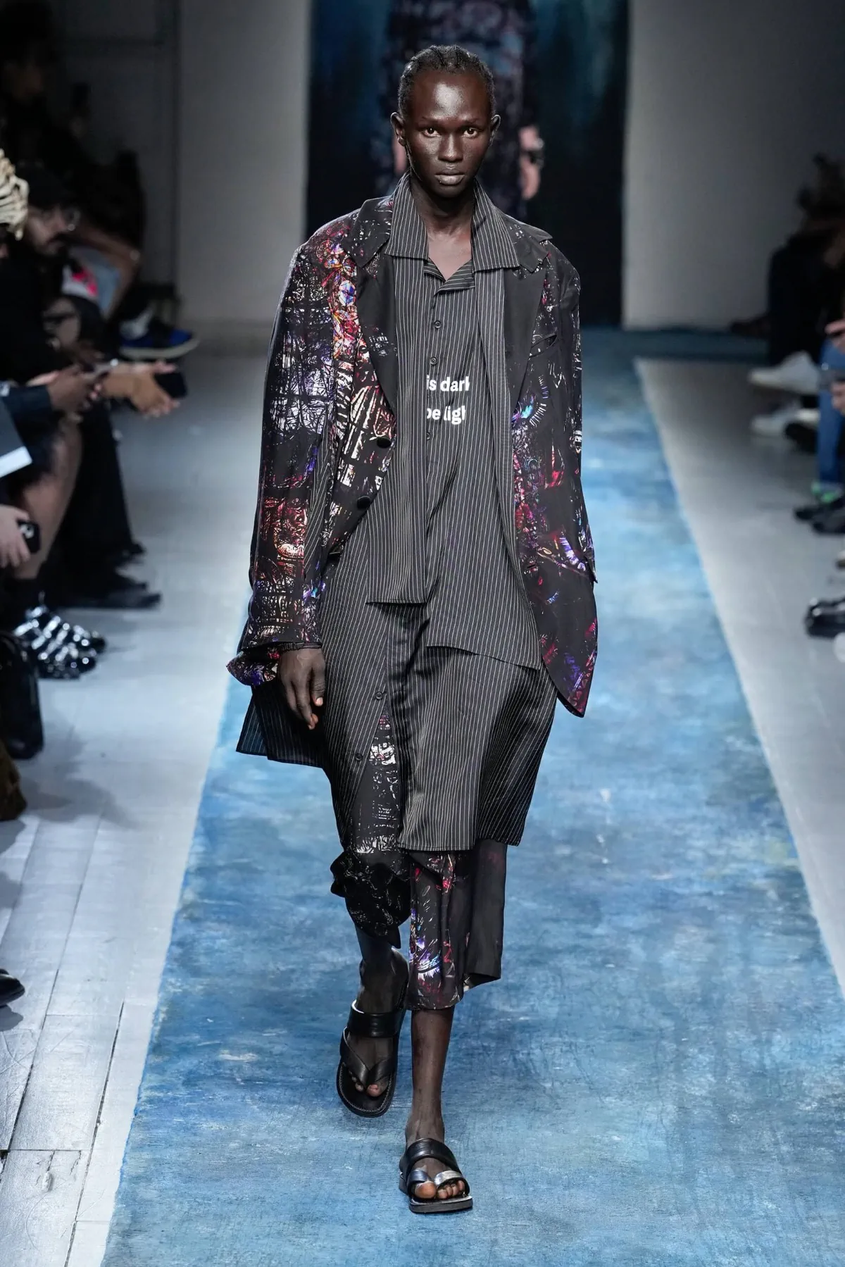 La collection Printemps 2026 de Yohji Yamamoto révèle un créateur en colère contre le monde moderne