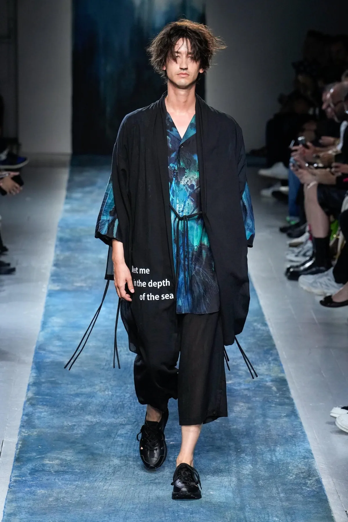 La collection Printemps 2026 de Yohji Yamamoto révèle un créateur en colère contre le monde moderne