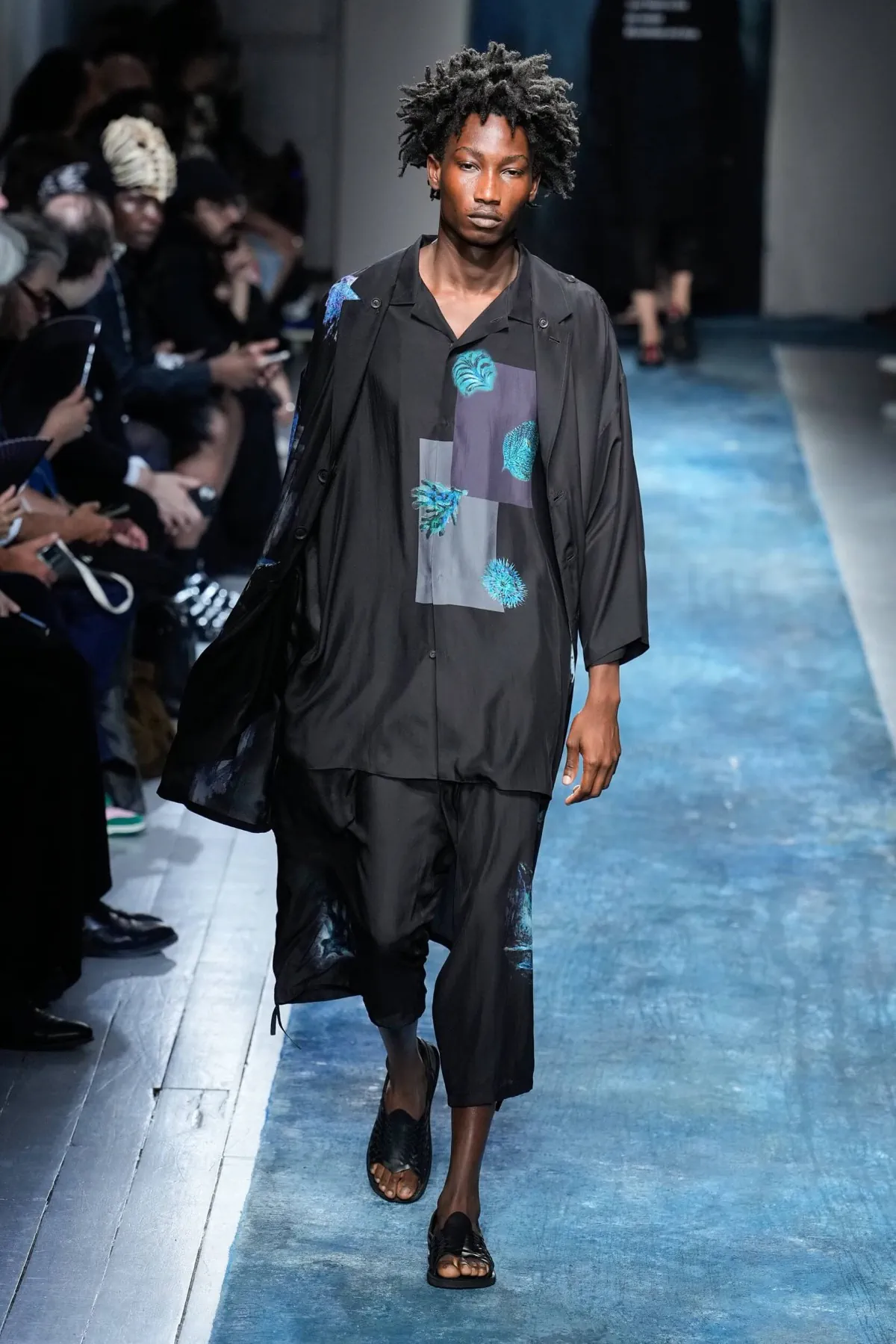 La collection Printemps 2026 de Yohji Yamamoto révèle un créateur en colère contre le monde moderne