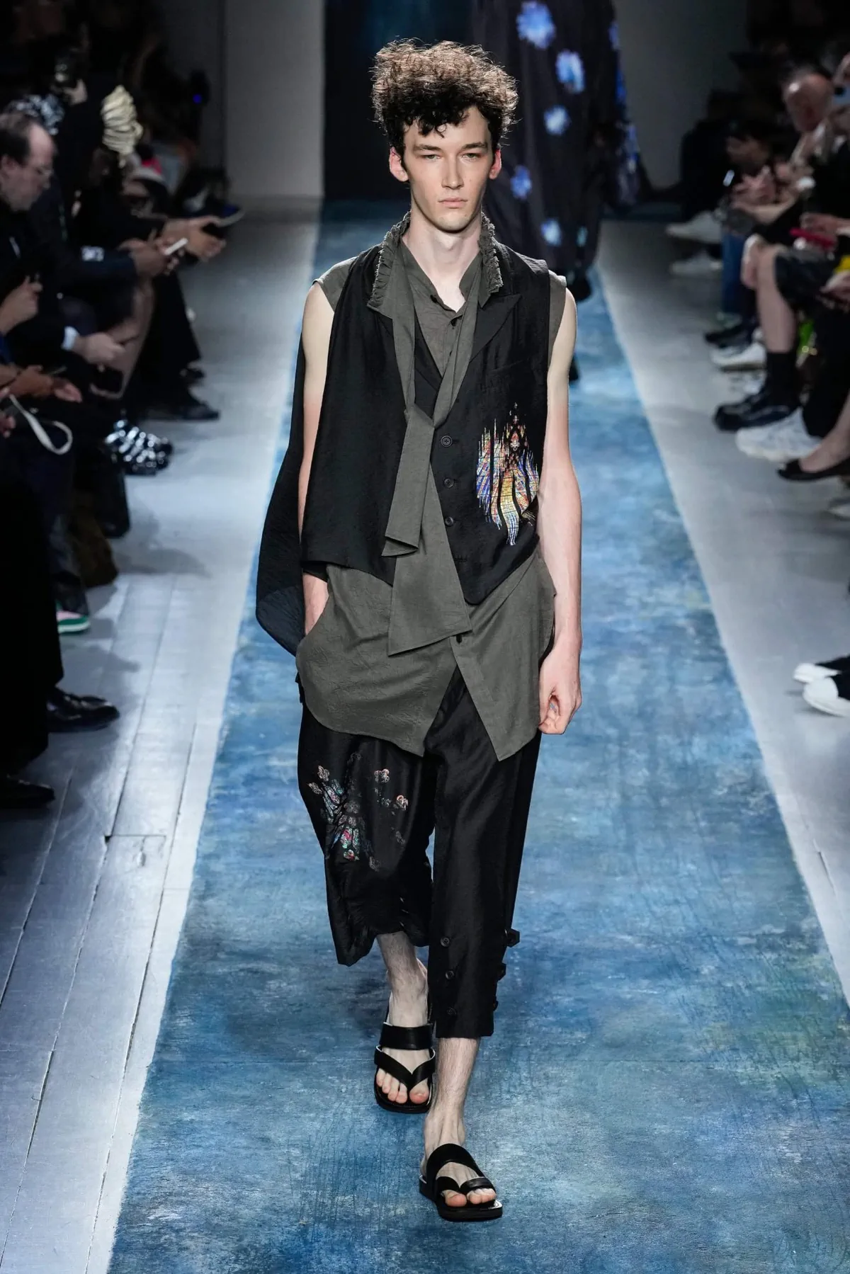 La collection Printemps 2026 de Yohji Yamamoto révèle un créateur en colère contre le monde moderne