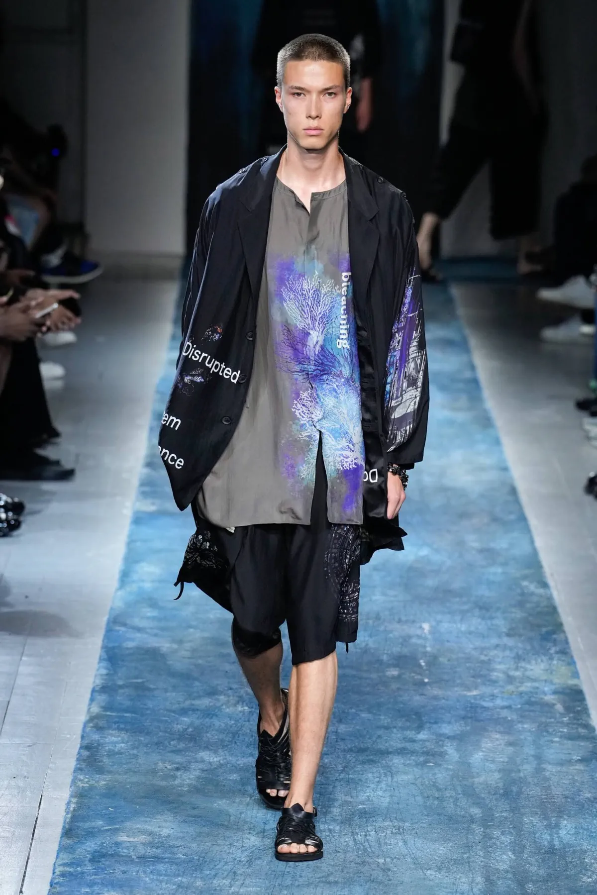 La collection Printemps 2026 de Yohji Yamamoto révèle un créateur en colère contre le monde moderne