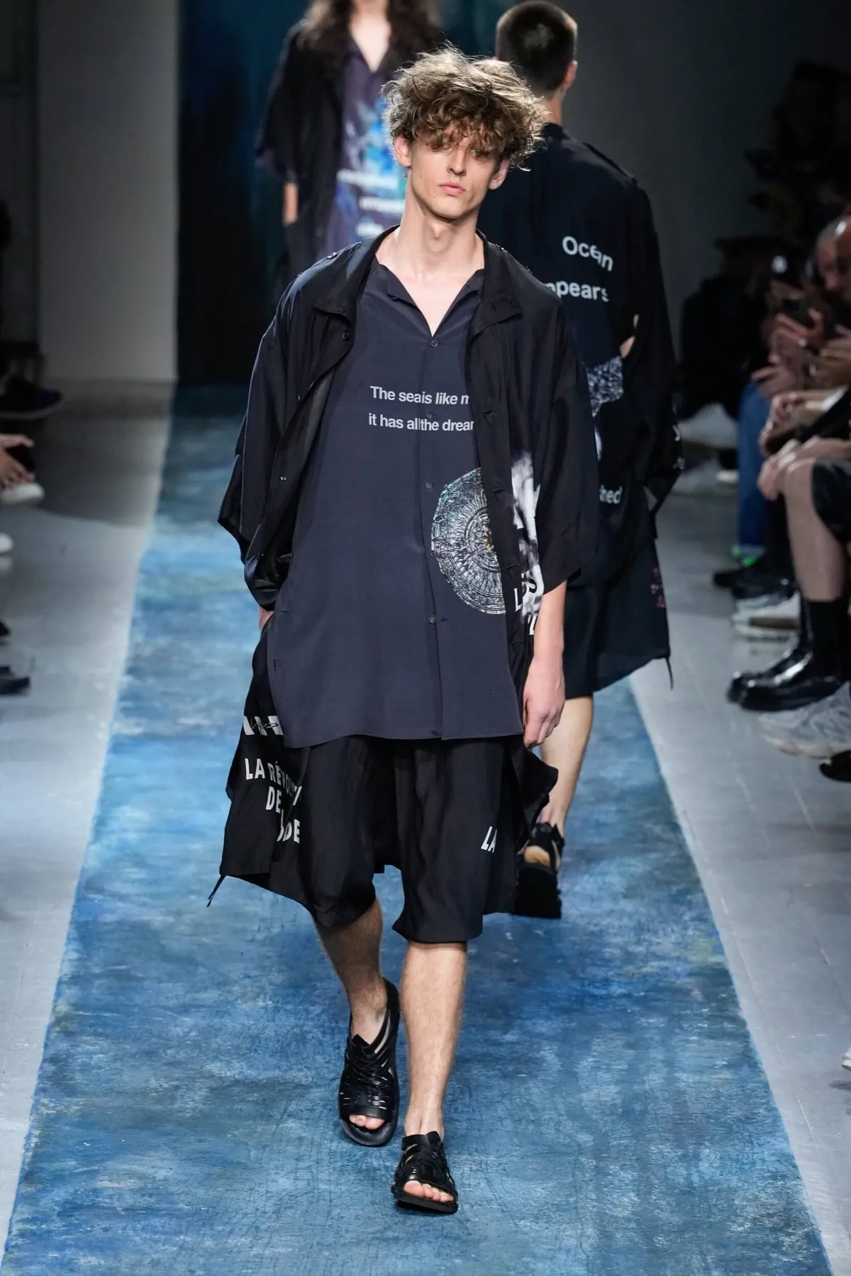 La collection Printemps 2026 de Yohji Yamamoto révèle un créateur en colère contre le monde moderne